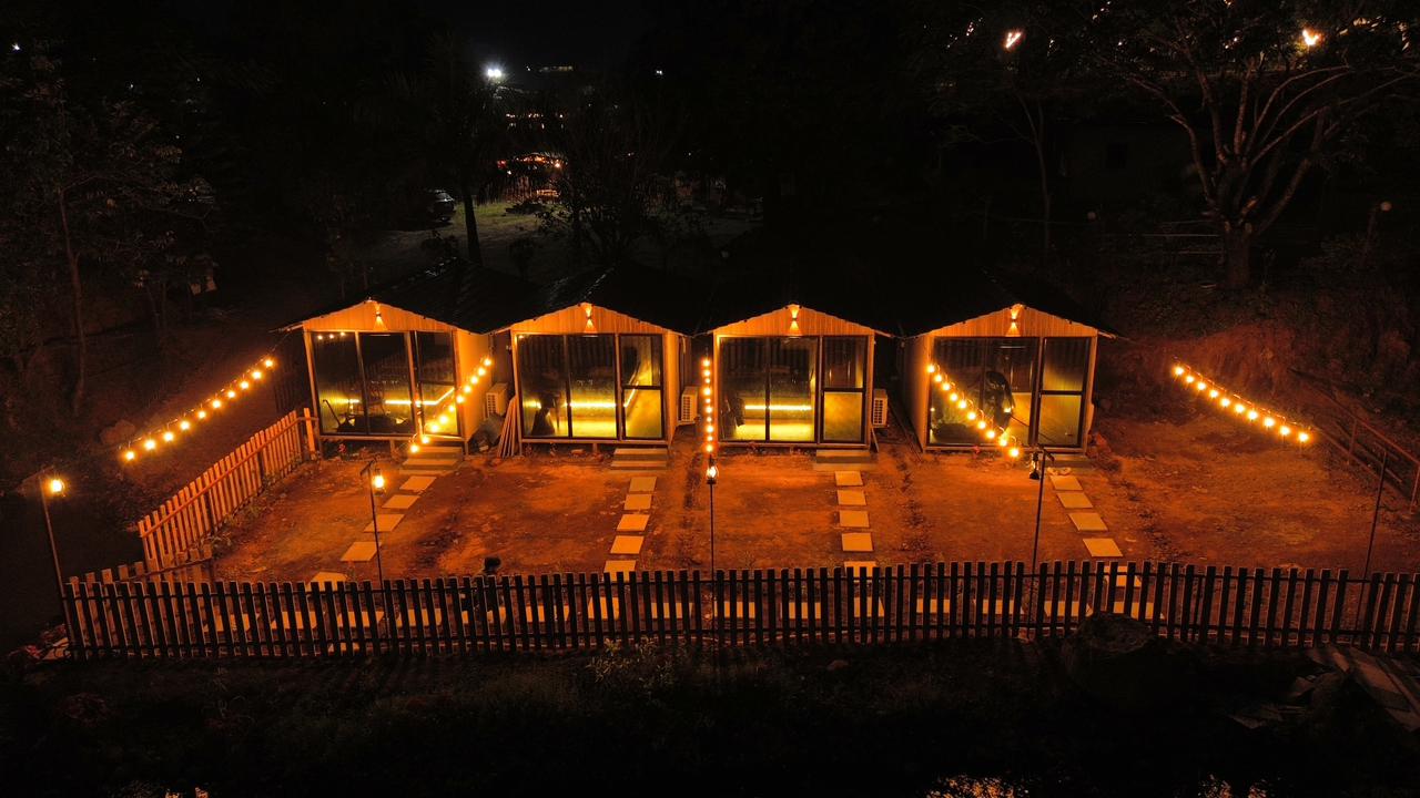 Pawna Lakeside Cottage near the water